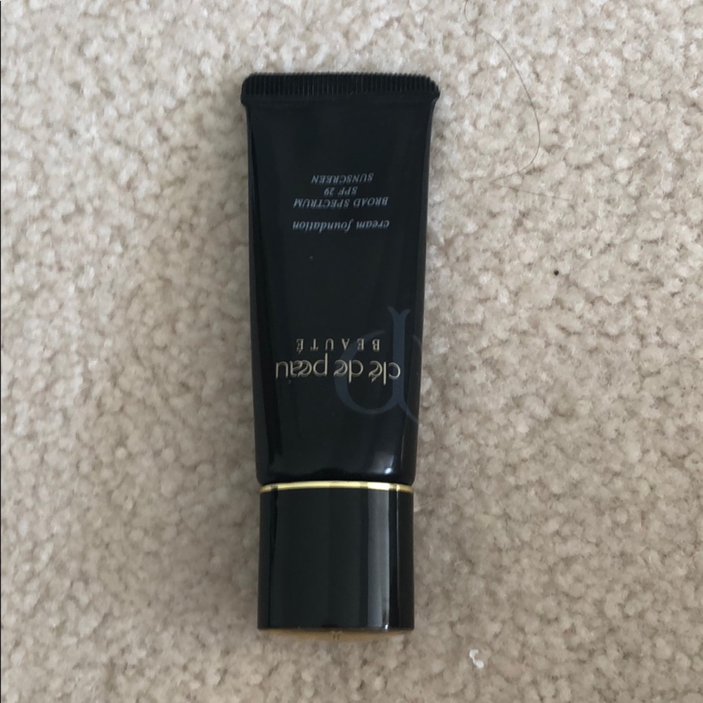 Cle De Peau Foundation